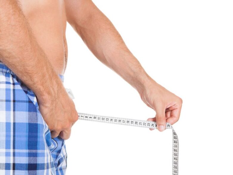 man measures his penis in centimeters